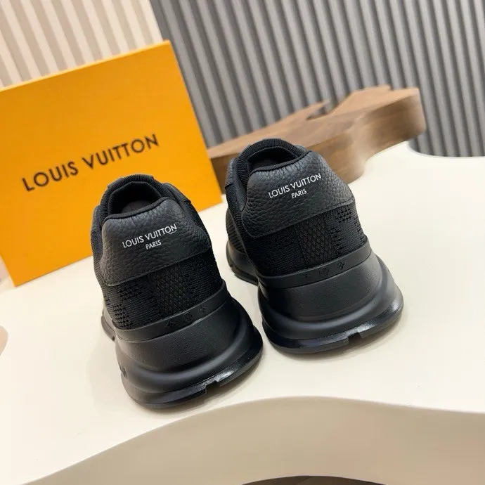 💰 640LV latest sports shoes! Select high-quality Monogram fly-knit fabric and have a square logo on the upper, highlighting the fashion of the 2025 men's series. The high-end and elegant upper made of absorbent film material collides with the dynamic ultra-light sole for texture, and the Louis Vuitton logo embellishes the back and outsole of the shoe.    SIZE 39-44 (38, 46 customized)